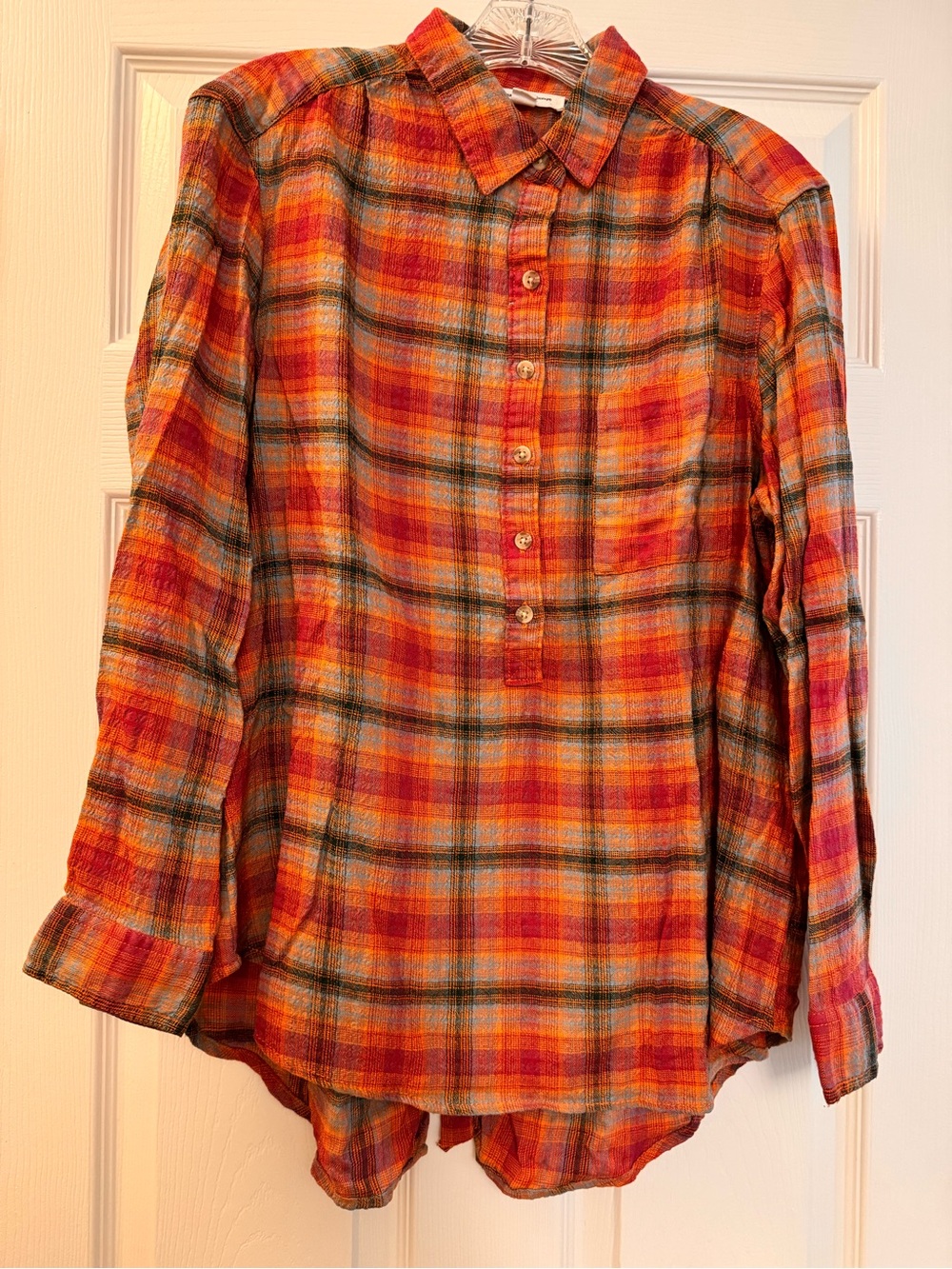PLAID long sleeve shirt. SIZE Large.